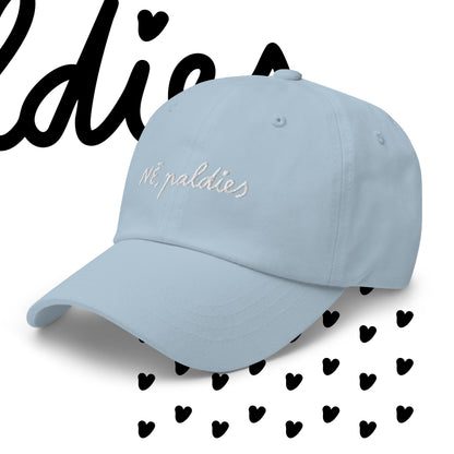 Gaiši zils kepons ar nagu un ar izšūtu dizainu "NĒ, paldies"