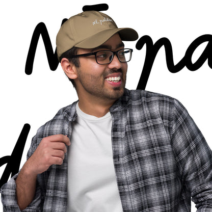 Haki krāsas kepons ar nagu un ar izšūtu dizainu "NĒ, paldies"