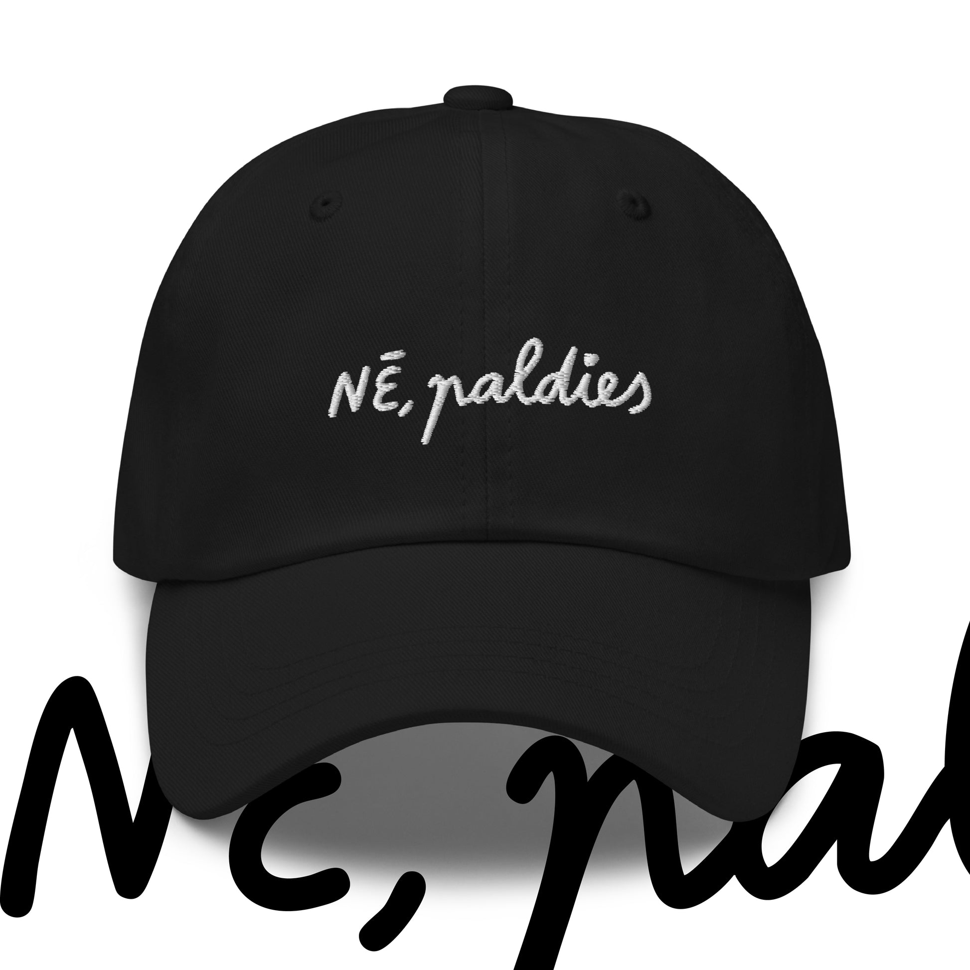 Melns kepons ar nagu un ar izšūtu dizainu "NĒ, paldies"