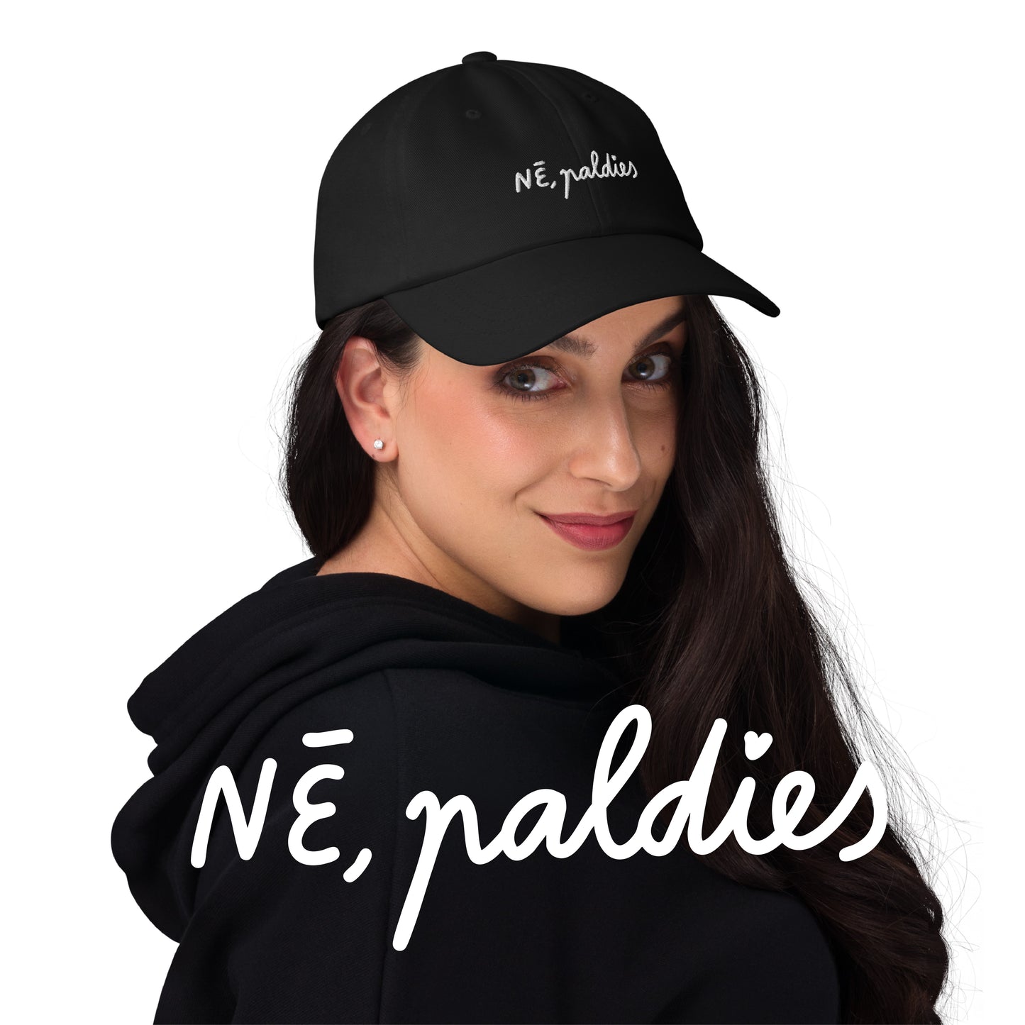 Melns kepons ar nagu un ar izšūtu dizainu "NĒ, paldies"