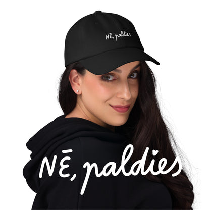 Melns kepons ar nagu un ar izšūtu dizainu "NĒ, paldies"