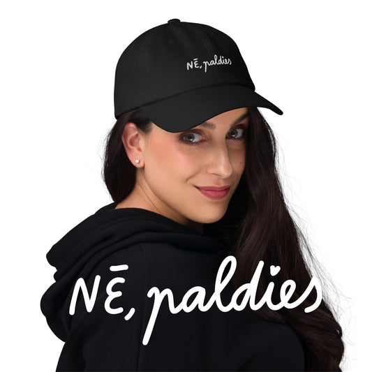 Melns kepons ar nagu un ar izšūtu dizainu "NĒ, paldies"